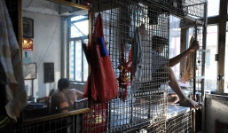 Cận cảnh cuộc sống của 50.000 người trong 'cũi sắt' ở Hong Kong