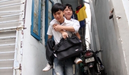 Chàng sinh viên ba năm cõng bạn đến trường