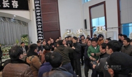 Gia đình Lục Tiểu Linh Đồng đánh nhau trong lễ tang 