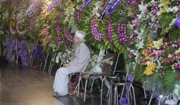 Xúc động ảnh mẹ Nguyễn Quang Dũng cô đơn bên vòng hoa tang