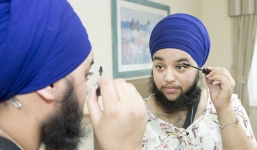 Lạ: Nữ giáo viên có bộ râu rất 'nữ tính'