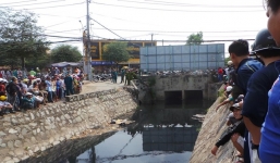 Hàng trăm người xem vớt cánh tay trôi dưới kênh ở Sài Gòn