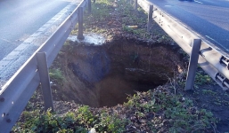 Hàng loạt hố tử thần xuất hiện nuốt gọn nhiều xe ô tô