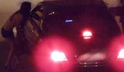 Giả gái bán dâm ôm hôn, sờ soạng vào chỗ kín, móc túi khách Tây