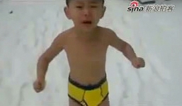 'Cha đại bàng' dạy con: khỏa thân trong tuyết, lái máy bay lúc 6 tuổi