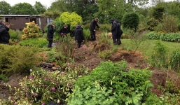 Vợ bí mật chôn xác chồng dưới hòn non bộ