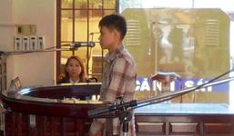 Anh trai 15 tuổi dùng dao đe dọa 2 lần cưỡng hiếp em gái