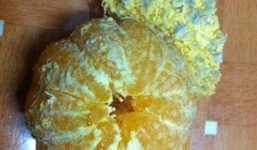 Hoang mang quýt Trung Quốc vỏ vàng tươi, ruột mốc xanh