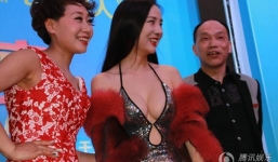 Can Lộ lộ khoe tối đa vòng 1 khi tham gia sự kiện