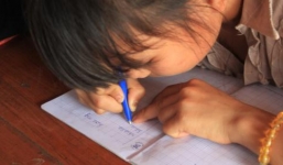 Trường chuẩn quốc gia có học sinh lớp 4 không biết chữ