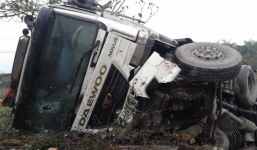 Xe chở khoai tây nổ lốp lao xuống ruộng, không ai 'hôi của'