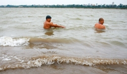 Người Hà Nội ra sông tắm tiên trong giá rét 12 độ C