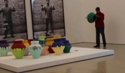 Phá hủy tác phẩm giá 1 triệu USD để biểu tình