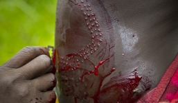 Màn xăm mình đẫm máu của những bộ tộc có làn da cá sấu