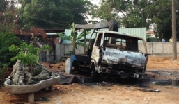 Cần cẩu vướng vào dây điện, cả người lẫn xe bốc cháy ngùn ngụt