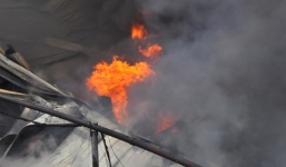 Cháy lớn tại nhà máy len Hà Đông, di tản khẩn cấp trẻ mầm non