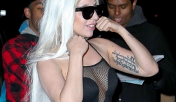 Lady Gaga diện đồ lưới trong tiết trời giá rét