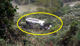 Xe chở sữa rơi xuống vực, tài xế tử vong