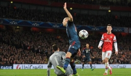 Arsenal 0-2 Bayern Munich: Pháo xịt ngòi, Wenger không biết nói gì