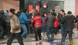 Cận cảnh rải 340 triệu đồng xuống đường cho người dân nhặt