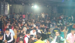Đột kích quán bar, hàng trăm dân chơi đang nhảy múa điên cuồng