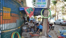 Hai thợ sửa xe thiếu chân, thiếu tay trên vỉa hè Đà Nẵng