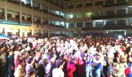 Đàm Vĩnh Hưng bị hàng nghìn fan vây kín không lối thoát