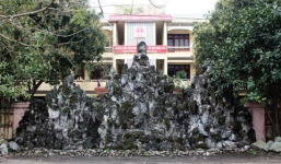 'Lấp' cổng trụ sở huyện bằng non bộ