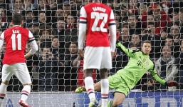 Neuer tiết lộ bí quyết cản phá cú penalty của Ozil