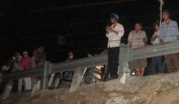 Hàng trăm người dân xem vớt thi thể đôi nam nữ nhảy sông tự tử