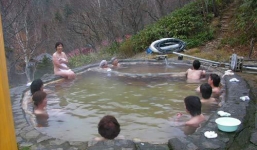 Nam nữ khoả thân tắm chung ở Nhật Bản