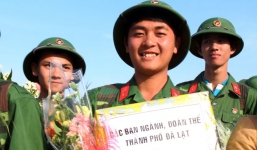 Thầy giáo cũng nhập ngũ