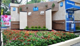 Vô tư tắm giặt trong nhà vệ sinh tiền tỷ