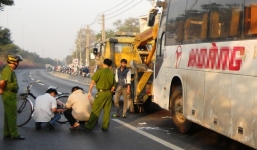 Xe khách giường nằm tông chết người nhặt rác trên đường