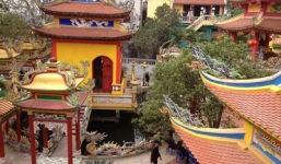 Bóc mẽ chiêu trò 'buôn thần bán thánh' ở biệt phủ Mẫu The