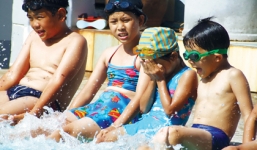 Gần 300 học sinh bơi lội trong giá rét 