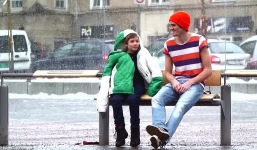 Video người lạ nhường áo cho bé trai co ro trong giá rét gây xúc động