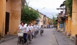Công chức TP.Hội An đi làm bằng xe đạp