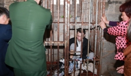 Giải cứu người đàn ông bị mẹ nhốt 8 năm trong cũi sắt