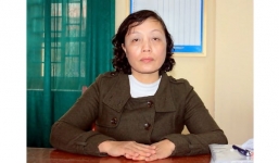 Phó hiệu trưởng cắt nát 1,8 triệu đồng giữa cuộc họp