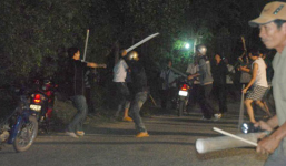 Hàng trăm người xông thẳng vào phòng công an đòi 'xử' cẩu tặc