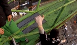 Đùa với tính mạng, thanh niên thả người lơ lửng từ độ cao 50m