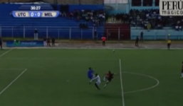 Lĩnh trọn pha lên gối, cầu thủ nằm bất tỉnh trên sân