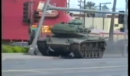 Trộm xe tăng, bị cảnh sát bắn chết