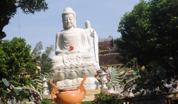 Bi hài chuyện dân làng tranh nhau “thỉnh” nước Phật về trị bệnh