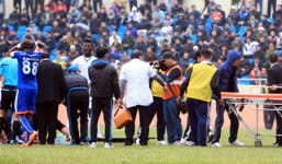 Cầu thủ Than Quảng Ninh gãy đôi chân sau pha va chạm