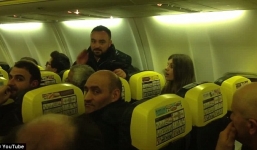 Bị bỏ đói 11 tiếng đồng hồ, hơn 100 hành khách làm loạn trên máy bay