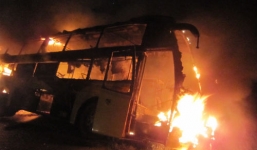 Xe cứu thương chở bệnh nhân tâm thần bốc cháy