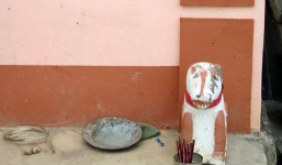 Kỳ lạ tục thờ chó đá của người bản Nùng 