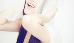 Diễn viên 'Quả tim máu' chụp ảnh bán nude, khoe hình xăm